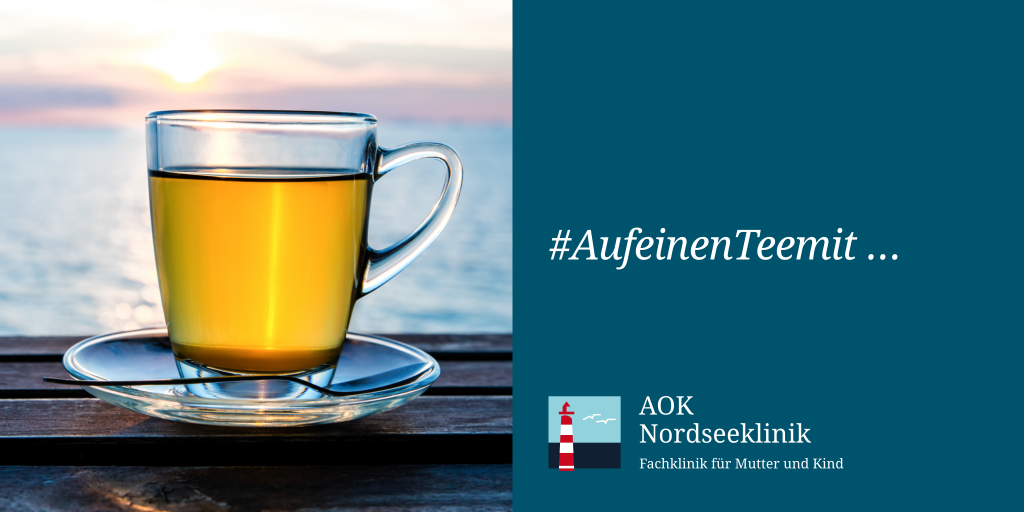 Teetasse mit grünem Tee auf einer Bank, im Hintergrund das Meer. Daneben der Hashtag „#AufeinenTeemit …“ der AOK-Nordseeklinik
